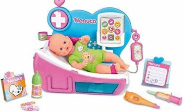 Famosa 700012646 - Nenuco weint U lekarza wraz z łóżkiem i kontrolą dobrego samopoczucia, 35 cm, kolorowy